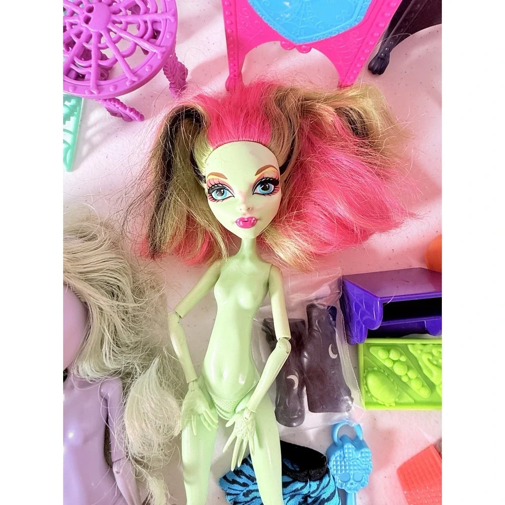 Monster High Mixed Doll Furniture Accessory Lot Beds Chairs Dolls Parts Clothes